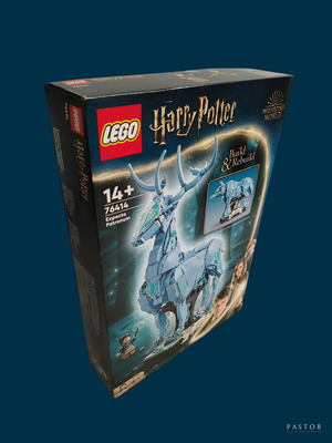 une boîte contenant un ensemble Lego Harry Potter sur laquelle figure l'image d'un cerf