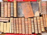 une boîte remplie de vieux livres posée sur une table