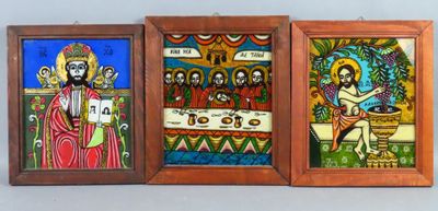 trois tableaux encadrés représentant Jésus et d'autres peintures religieuses accrochés au mur