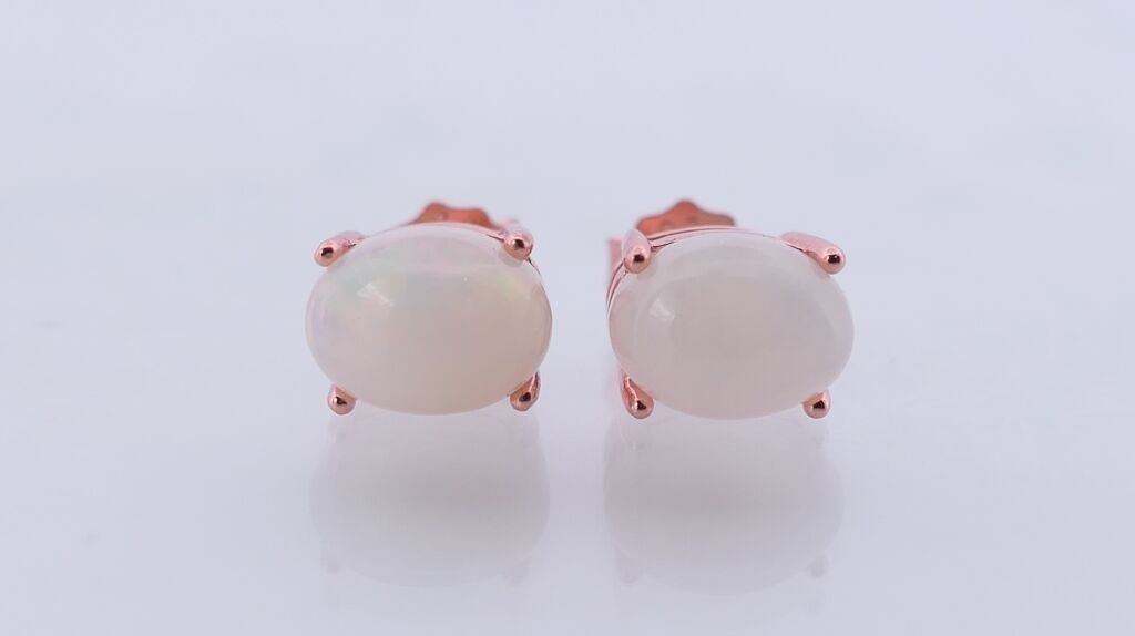 Paire de boutons d'oreilles en argent doré,sertie d'opale taille en cabochon.PB:2,2gr.