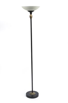 un lampadaire noir et blanc muni d'un abat-jour en verre