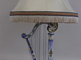 une lampe posée sur une table sur laquelle se trouve une harpe