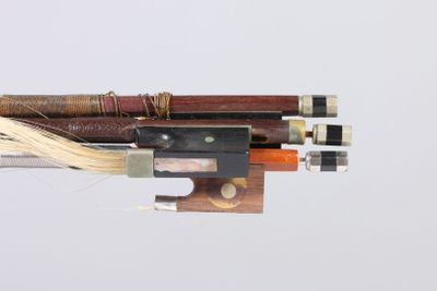 Lot de trois archets, toutes tailles, tous bois.