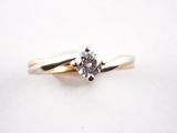 gros plan d'une bague en diamant sur une surface blanche