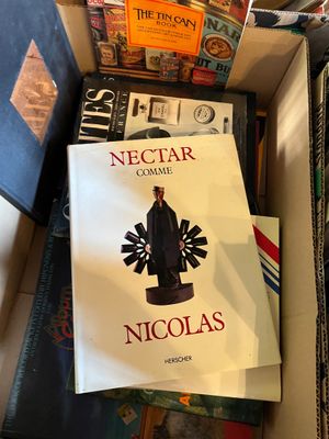 une boîte remplie de livres posée sur une table