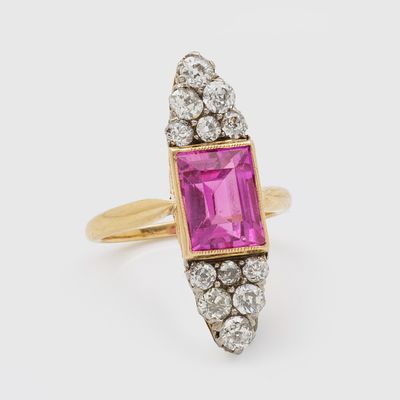 une bague en tourmaline rose et diamant