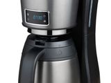 La cafetière est exposée sur un fond blanc.