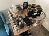 une petite table sur laquelle sont disposés de nombreux objets divers