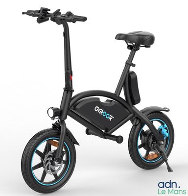 un gros plan d'un vélo électrique noir et bleu sur fond blanc