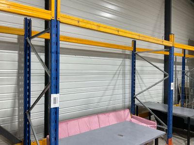 une table posée sur une étagère dans un entrepôt