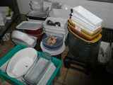 beaucoup de vaisselle qui traîne par terre