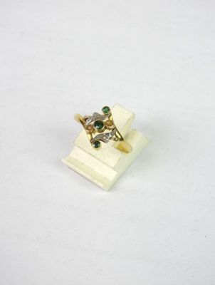 une image représentant une bague en or sertie de pierres vertes et blanches