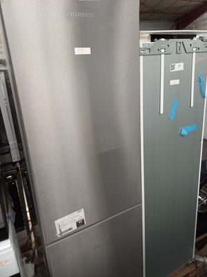 deux réfrigérateurs installés dans une pièce