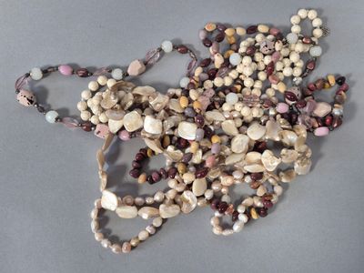 Lot de cinq colliers fantaisie en coquillage, perles baroque…