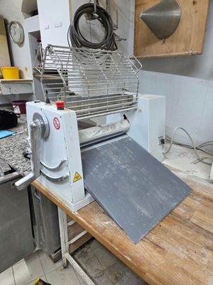 une machine posée sur le comptoir d'une cuisine