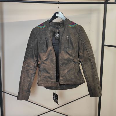 La veste en cuir est suspendue à un porte-vêtements dans un magasin de vêtements.