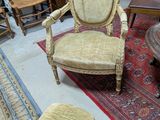 un fauteuil et un pouf dans une pièce où il y a un tapis au sol