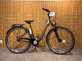 un vélo garé contre un mur en bois