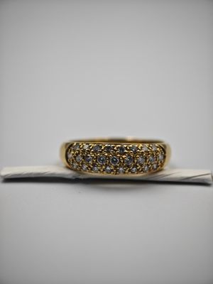 Gros plan sur une bague en or ornée de diamants