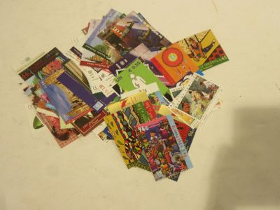 une pile de bandes dessinées sur la table
