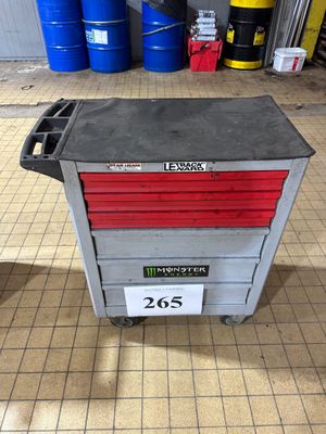 une photo d'un chariot à outils rouge et gris
