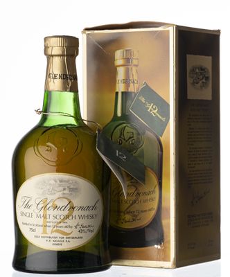 une image représentant une bouteille de whisky posée devant une boîte