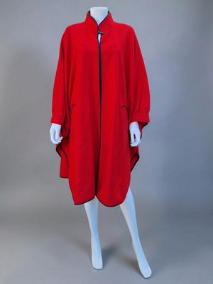un mannequin vêtu d'un manteau rouge et d'un pantalon noir