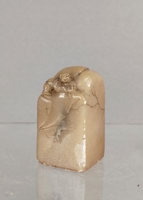 une image représentant une dent dans laquelle est enfoncée une brosse à dents