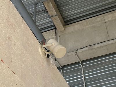 Ensemble de six enceintes. (à démonter, prévoir une échelle)…