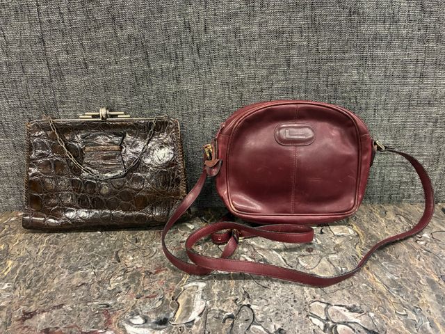 LANCEL – Petit sac en cuir rouge bordeaux à brides. On y joint un...