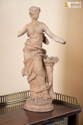 une statue de femme assise sur une table
