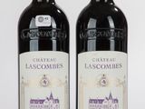 deux bouteilles de vin rouge posées l'une à côté de l'autre sur une table