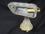 un objet en verre et en laiton sur fond noir