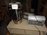 une photo représentant une cafetière et un radiateur posés sur une table