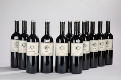 six bouteilles de vin sont alignées sur une table