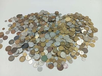 une pile de pièces de monnaie posée sur une surface blanche