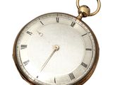 une montre de poche en or avec des chiffres romains sur le cadran