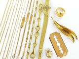 beaucoup de bijoux en or sur une surface blanche