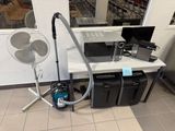 un aspirateur et un ventilateur posés sur une table dans une pièce