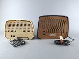 two old fashioned radio ' s sitting next to each other on a table