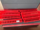 un gros plan d'une étagère sur laquelle sont posés plusieurs bacs rouges