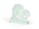 figurine de poisson en cristal sur socle, sur fond blanc, avec un fond blanc