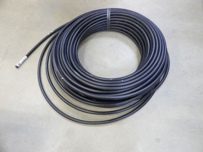 un gros plan d'un tuyau noir posé sur une table