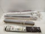 trois rouleaux de papier et un tube de colle posés sur une table