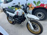 une moto blanche garée devant une camionnette blanche