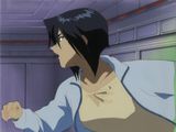 une photo d'une femme vêtue d'une chemise blanche et d'une veste bleue