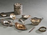 beaucoup de cuillères en argent et de cuillères sur la table