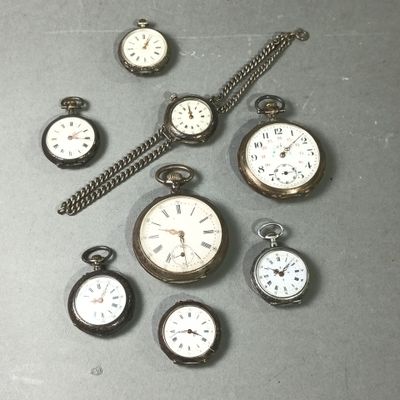 de nombreux types de montres de poche sur la table