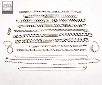 de nombreuses chaînes et bracelets de toutes sortes sur un fond blanc