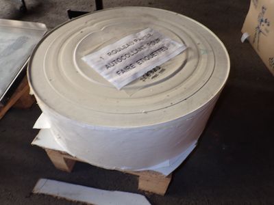 un rouleau de ruban adhésif posé sur une palette
